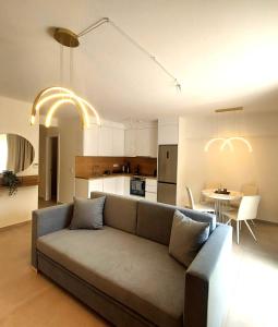 Il comprend un salon avec un canapé et une cuisine. dans l'établissement Athasi Resindences, à Thasos