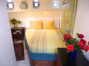 Postel nebo postele na pokoji v ubytování Houseboat near Orly
