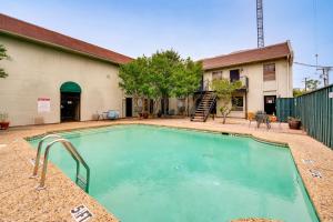 a large swimming pool in front of a building at 4 Mi to Dtwn Dallas Condo with Pool Access! in Dallas