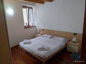 Un dormitorio con una cama con toallas. en Riva City Heart, en Riva del Garda