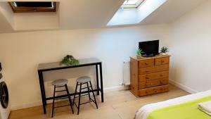 una camera con un letto e una scrivania e due sgabelli di KGA7- Kazi Court a Wakefield