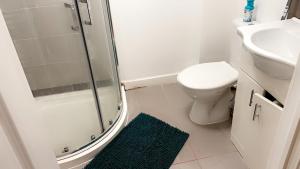 La salle de bains est pourvue de toilettes, d'une douche et d'un lavabo. dans l'établissement KGA7- Kazi Court, à Wakefield
