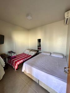 1 Schlafzimmer mit 2 Betten in einem Zimmer in der Unterkunft RECANTO DA LU in Maringá