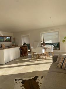 ein Wohnzimmer mit einem Sofa und einem Tisch in der Unterkunft Maison de Ma-Vi in La-Roche-en-Ardenne