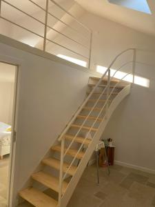 eine Treppe in einem Zimmer mit einer weißen Wand in der Unterkunft Maison de Ma-Vi in La-Roche-en-Ardenne