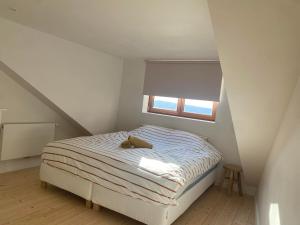 Un dormitorio con una cama con un osito de peluche. en Maison de Ma-Vi, en La-Roche-en-Ardenne
