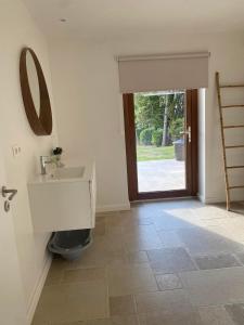 ein Bad mit einem Waschbecken und einem Spiegel in der Unterkunft Maison de Ma-Vi in La-Roche-en-Ardenne