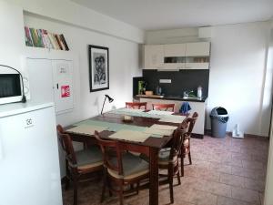 een keuken en eetkamer met een tafel en stoelen bij Penzion Janata in Slapy