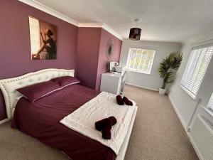 Un dormitorio con una cama con un osito de peluche. en Sheringham, Norfolk - Seaside Retreat - 15 min walk to beach, en Sheringham