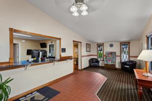 ein Hotelzimmer mit einer Lobby mit Wartebereich in der Unterkunft Knights Inn Ashland in Ashland