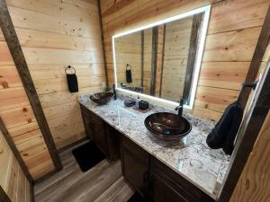 łazienka z 2 umywalkami i dużym lustrem w obiekcie The Moonlight Dream Cabin! w mieście Broken Bow