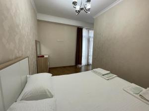 - une chambre avec un lit et 2 serviettes dans l'établissement Amiryan 4, No 28, à Erevan