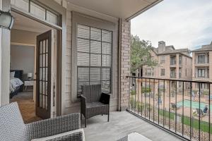 uma varanda com vista para uma piscina em Cozy Modern Apartment with patio and pool. em Houston