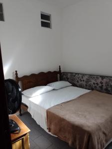 1 dormitorio con 1 cama y mesa con escritorio en Casa de Guinho, en São Félix