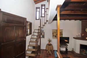 ein Wohnzimmer mit einer Wendeltreppe in einem Haus in der Unterkunft Hermosa Casa de Campo los Montes en Zapatoca in Zapatoca