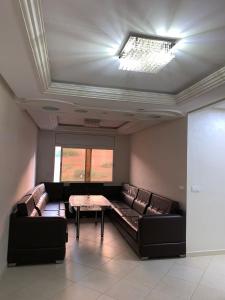 的住宿－Apartamentos Palace Rif Al Hoceima，客厅配有沙发和桌子