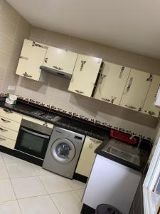 cocina con lavadora y cajas en la pared en Apartamentos Palace Rif Al Hoceima, 