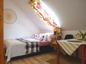 Ліжко або ліжка в номері Ptasi Ogród