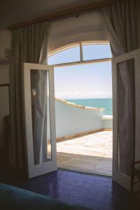 una puerta abierta a una habitación con vistas al océano en Most Gorgeous Home in Buzios VILLA ATLANTIS, en Armacao dos Buzios