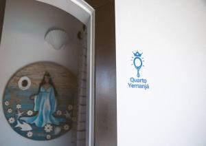 una señal para un baño con una pintura de una monja en Most Gorgeous Home in Buzios VILLA ATLANTIS en Armacao dos Buzios
