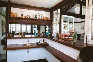 uma cozinha com um balcão com um lavatório e um espelho em Most Gorgeous Home in Buzios VILLA ATLANTIS em Armacao dos Buzios