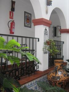 una habitación con una mesa y un jarrón con una planta en Apartamentos Turisticos Casa Cantillo, en Carmona