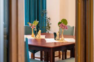 drewniany stół z wazami kwiatów w obiekcie Garden Resort by Cota 1200 w mieście Predeal