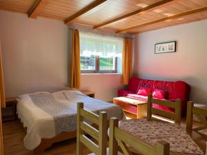 ヴィスワにあるWilla DINAのベッドルーム1室(ベッド1台、赤いソファ付)