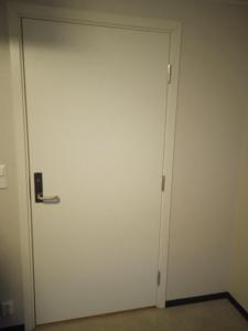 een witte deur met een handvat in een kamer bij The Haus in Moss