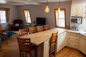 cocina con encimera de madera en una habitación en La Vérivraie/Truly -Hébergement touristique/Tourist accomodation, en North Hatley