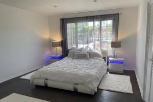 Un dormitorio con una cama grande y una ventana en 3 Bd Beverly Hills House, en Los Ángeles