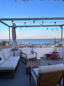a patio with white furniture and a view of the ocean at Casa Barman Casco Antiguo Y Vistas Al Mar in Altea