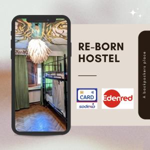 un cellulare con foto di una camera di Re-Born Hostel a Timişoara