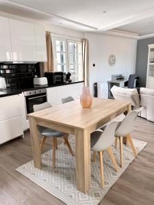 een houten tafel en stoelen in een keuken bij Luxurious Penthouse Studio with Private Terrace - Grand Central House in Gibraltar