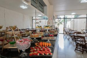 uma linha de buffet com sobremesas e frutas à mostra em Havana Express em Uberaba