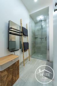 a bathroom with a shower and a glass shower stall at Entre lacs et montagnes-Jardin-WiFi in Gruffy