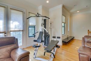 Afbeelding uit fotogalerij van Pet-Friendly Houston Home about 7 Mi to Downtown! in Houston