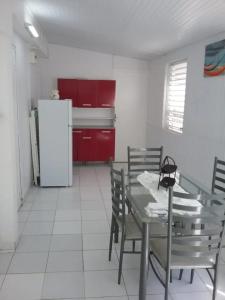 Kuchyň nebo kuchyňský kout v ubytování Appartement spacieux à Sainte-Anne avec piscine partagée.