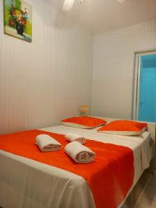 Postel nebo postele na pokoji v ubytování Appartement spacieux à Sainte-Anne avec piscine partagée.