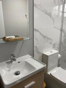 トゥイにあるApartamento El Nogal 2の洗面台とトイレを備えた白いバスルーム