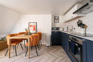 A kitchen or kitchenette at The Snug Penthouse