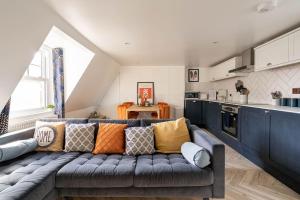 sala de estar con sofá en la cocina en The Snug Penthouse, en Sittingbourne