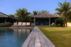 uma casa com uma piscina com duas espreguiçadeiras em Casa Beira Mar-Praia Pontal de Maceio-Fortin-7 Suites e Piscina Privativa-084 em Fortim