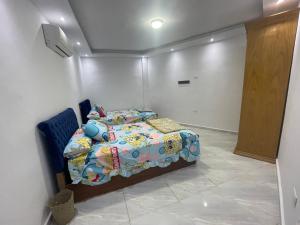 1 dormitorio con 1 cama en una habitación en El-kobttan Chalet Sea Veiw - Maamourah en Alexandría