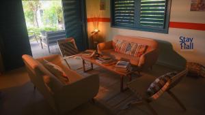 ein Wohnzimmer mit einem Sofa, einem Tisch und Stühlen in der Unterkunft Casa Beira Mar-Praia Pontal de Maceio-Fortin-7 Suites e Piscina Privativa-084 in Fortim