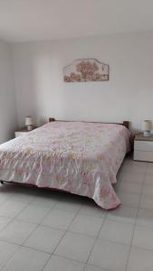 un letto con piumone rosa in una camera da letto di VILLA Camillo a Mattine