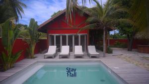 um resort com uma piscina e cadeiras e uma casa em Retiro sereno c Piscina-Casa Manga-4 quartos-085M em Fortim