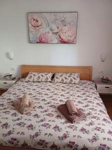 Un pat sau paturi într-o cameră la Room Armani