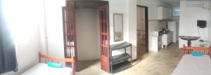 um quarto com uma cama e um espelho em Farol do cais em Niterói