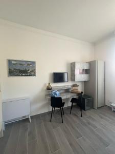 een woonkamer met een bureau en een televisie bij Relax2 in Il Romito